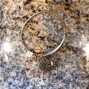 NWOT 4 Leaf Clover Alex and Ani